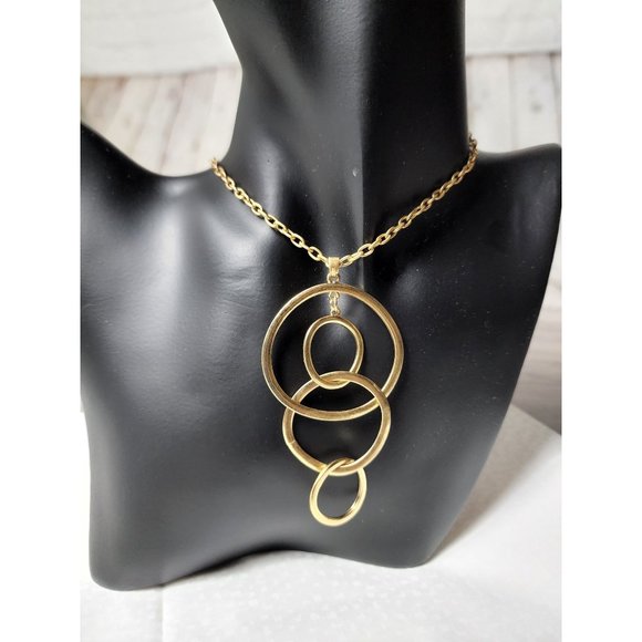 the Sak multi-shaped layered circle loop necklace - Picture 2 of 6